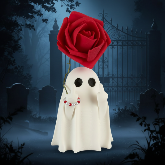 Aimant petit fantôme blanc avec grande rose rouge et bracelet de perles rouges et blanches dans un décor spooky