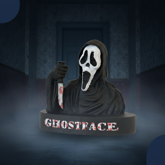 Aimant Ghostface noir et blanc avec couteau, socle GHOSTFACE, décor de maison hantée et ambiance creepy, sans halo lumineux
