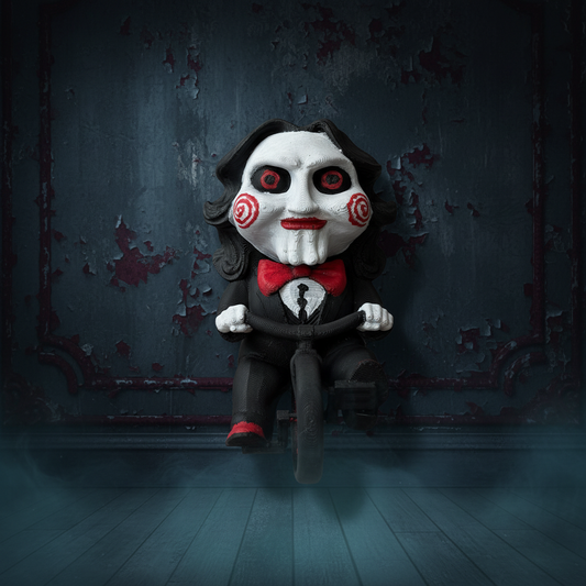 Aimant figurine masquée creepy noir et blanc avec détails rouges, détails peints à la main sauf les parties noires, décor sombre sans nom de licence